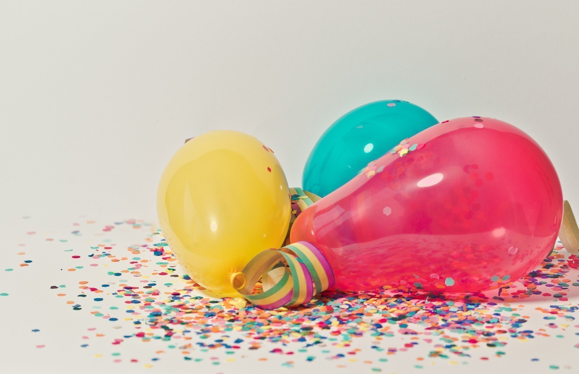 luftballons-und-konfetti-beim-abistreich